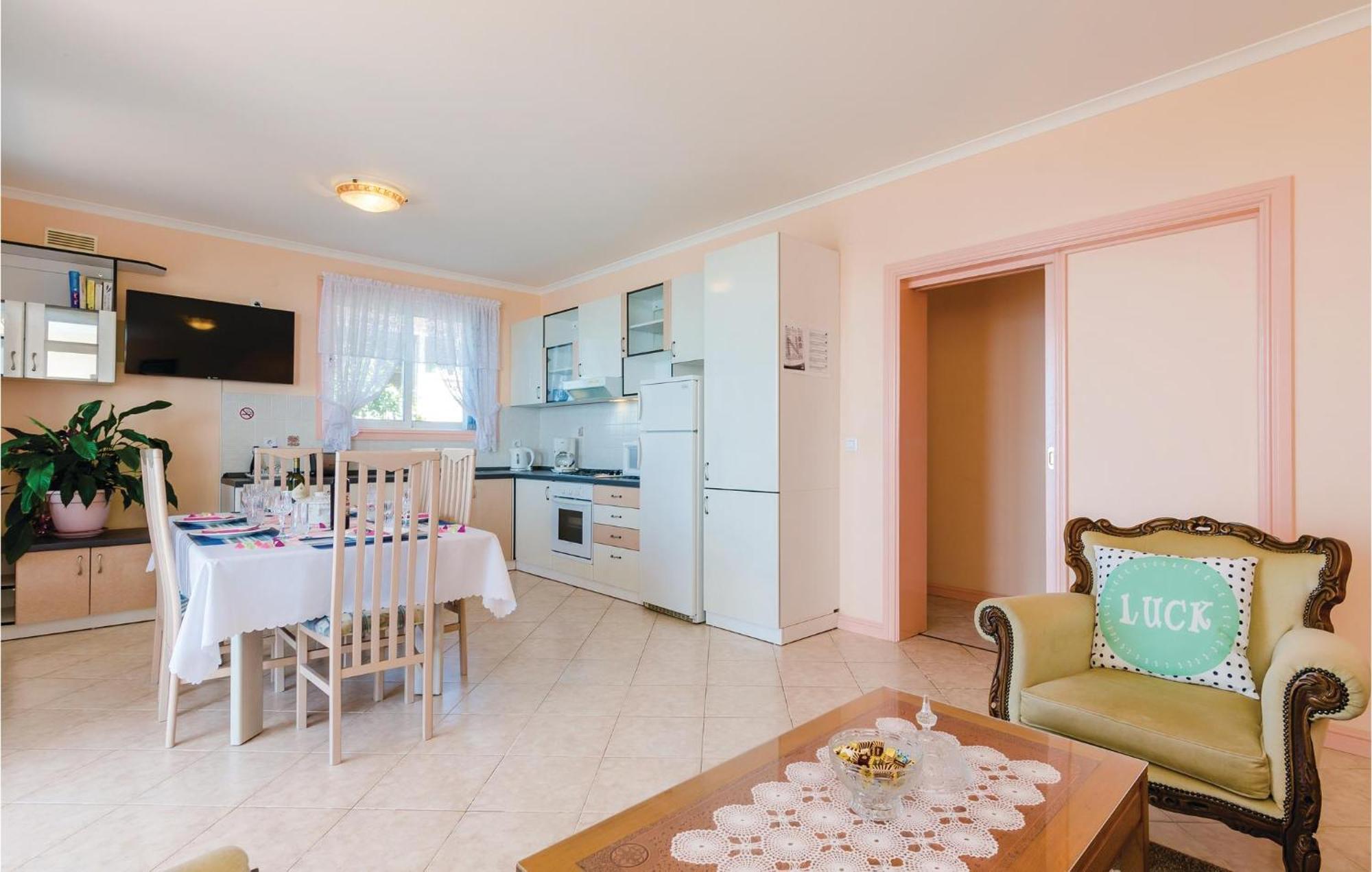 3 Bedroom Beautiful Apartment In โอราซัซ ภายนอก รูปภาพ